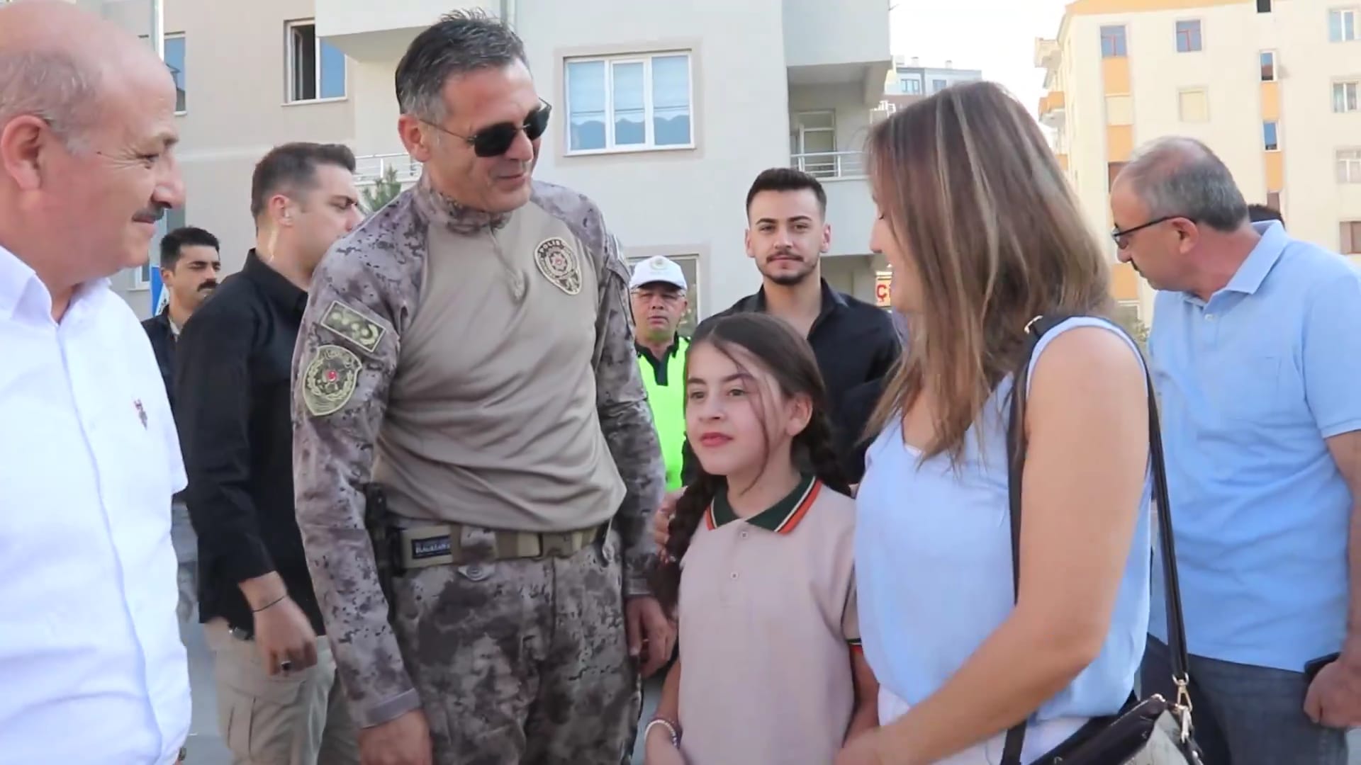 Şehit kızına okulun ilk gününde anlamlı destek